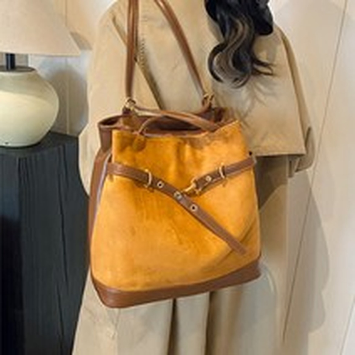 연이랜드 벨벳 스타일 토트 숄더백, 실용성과 멋을 모두 잡다