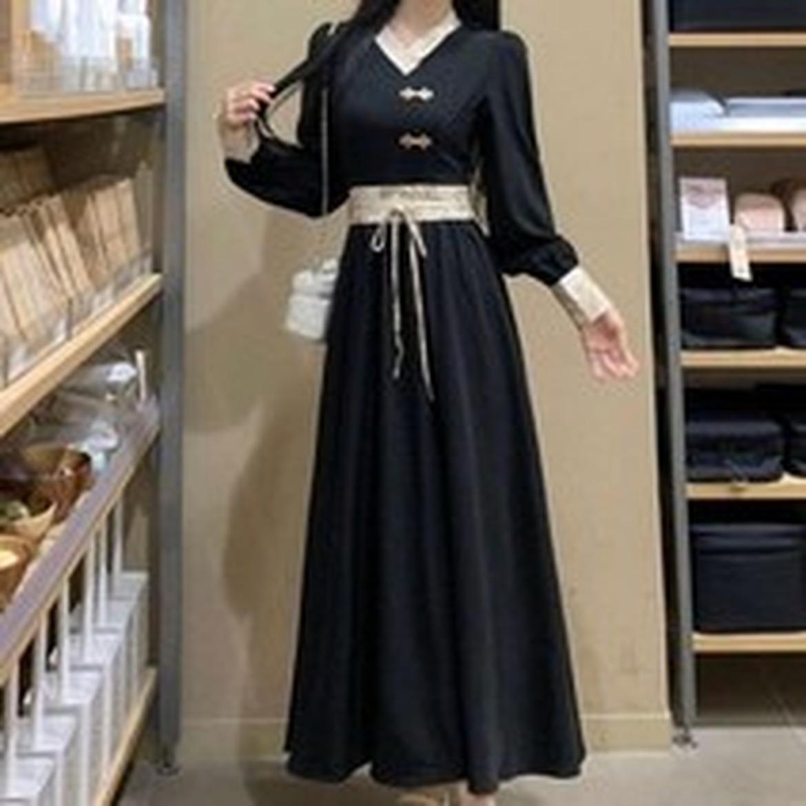 지앤제이커머스 브이넥 레이스카라 블랙, 시크한 매력이 돋보였다