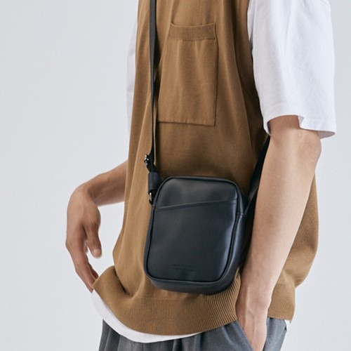 내셔널 퍼블리시티 VICTOR HQ 미니크로스백 후기 | 기능적 장점과 활용 포인트 정리