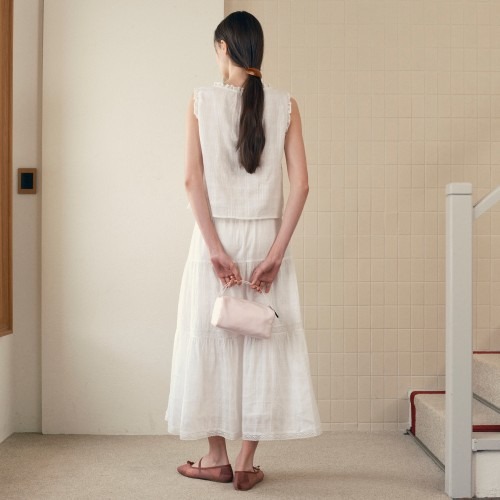 체크 프릴 블라우스와 티어드 스커트, 어떤 상황에서 입을까?