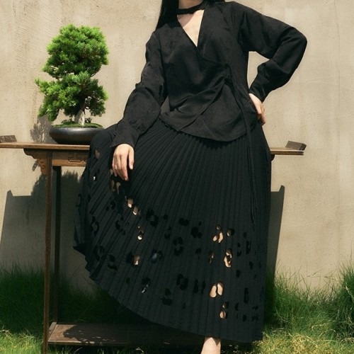 봄 스타일링 필수 아이템, 하부펀칭 플리츠롱스커트 구매 전 체크포인트