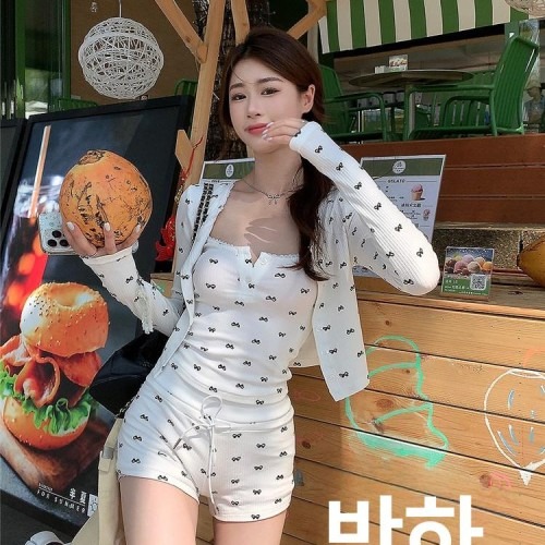 여름철 시원한 패션 선택, 리본패턴 헨리넥 가디건과 숏팬츠 3피스 구성
